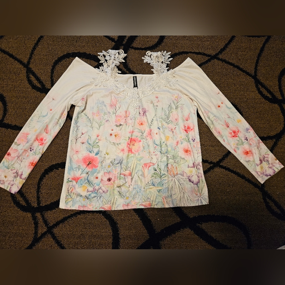 Noracora cold shoulder top